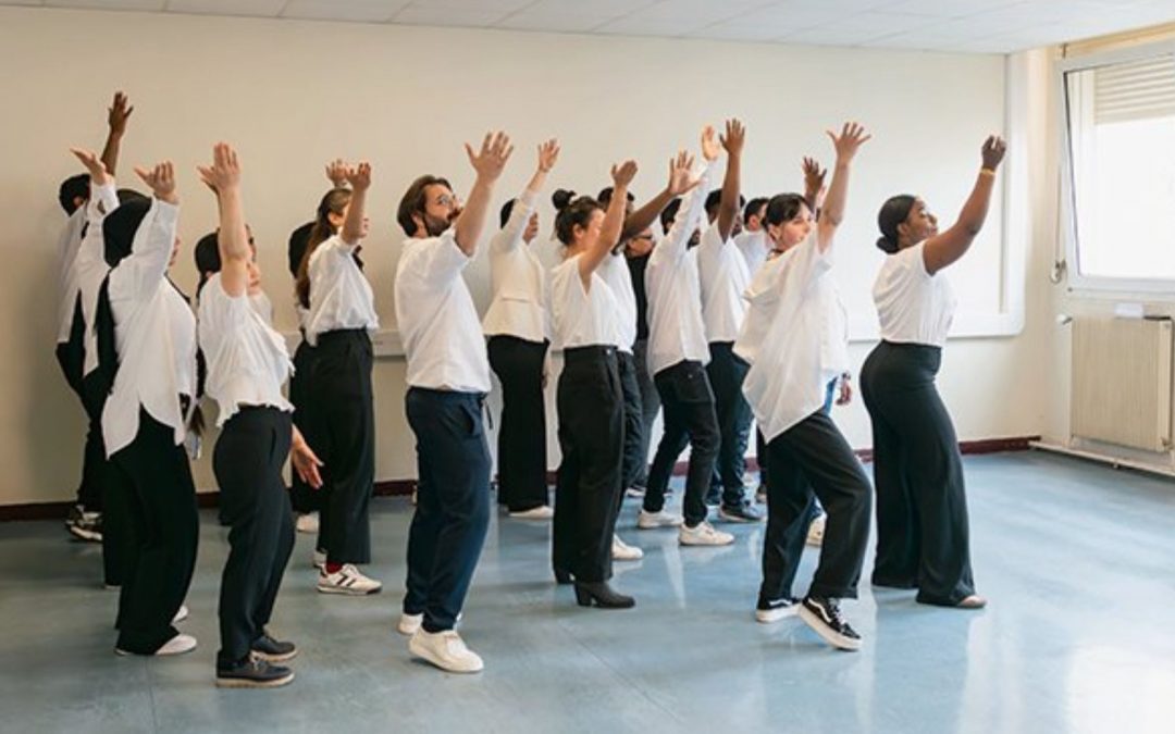 Des étudiantes et étudiants exilés de l’université sur scène pour apprendre le français autrement